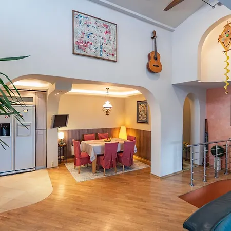 House 46 فيلة