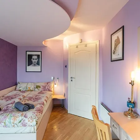 فيلة House 46